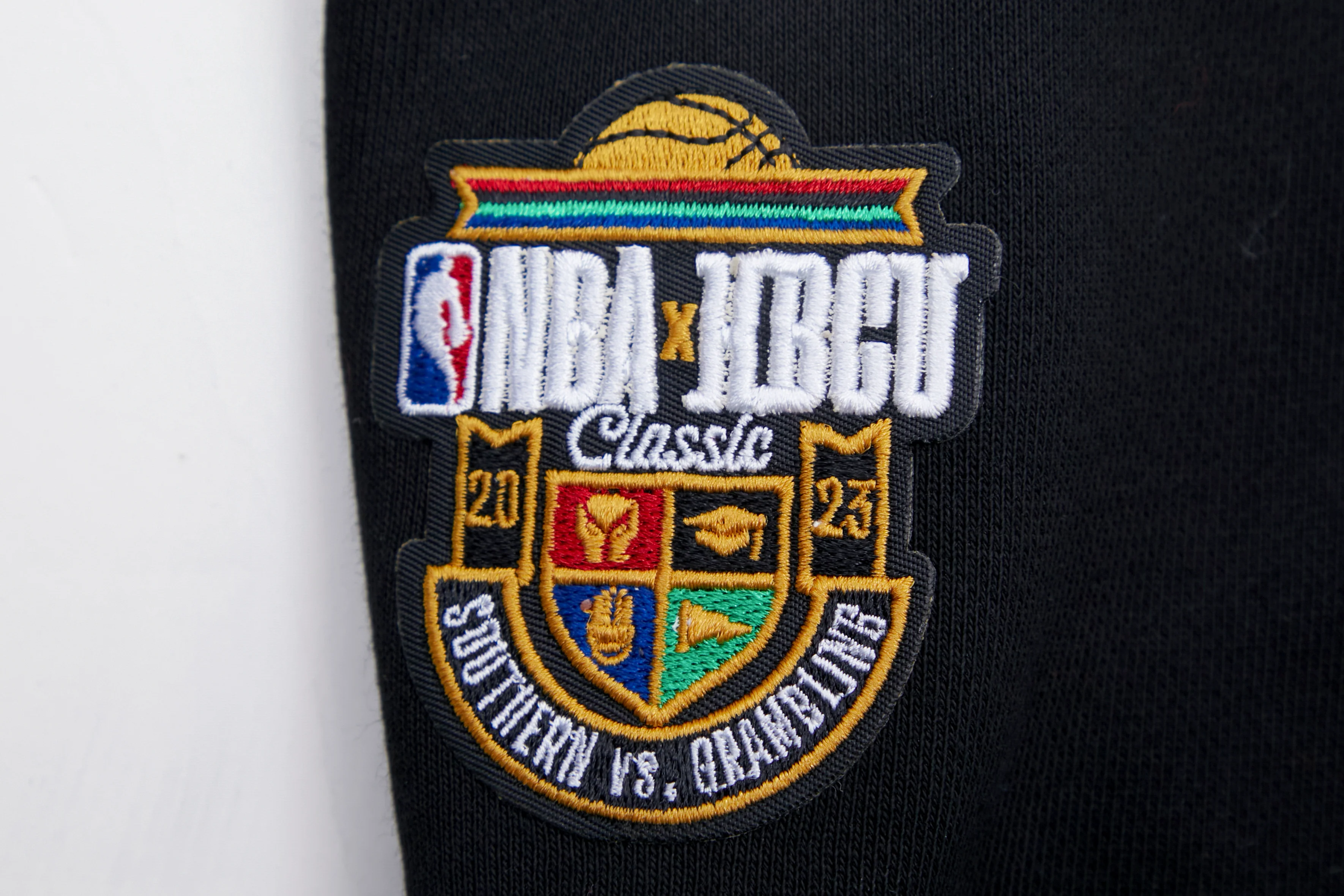 NBA X HBCU ALL STAR 2023 WOMEN'S GRAMBLING FLEECE CROPPED PULLOVER HOODIE (BLACK) - Image 9