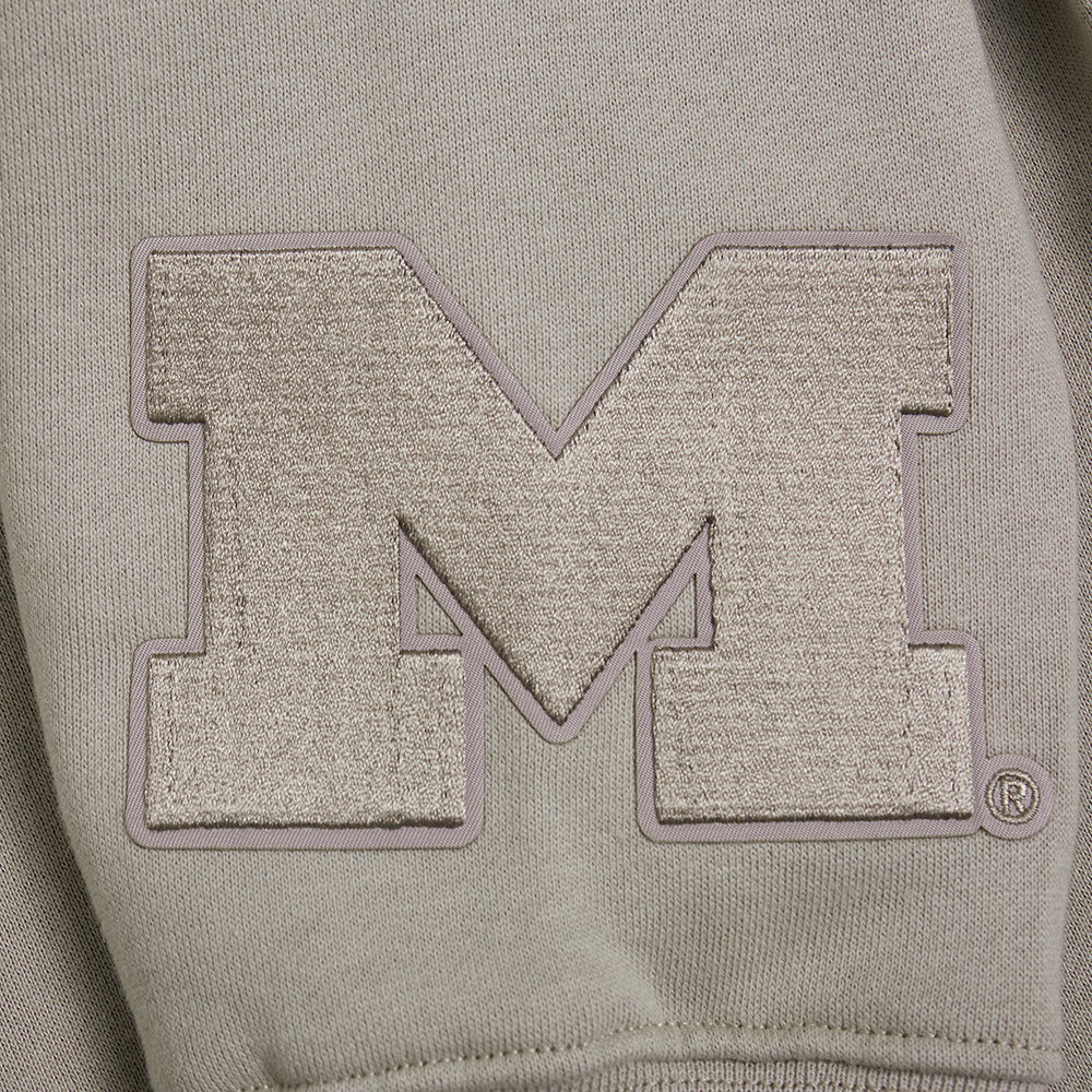 UNIVERSITY OF MICHIGAN WINGSPAN MEN'S DROP SHOULDER FLC PO HOODIE (TAUPE) - Image 10