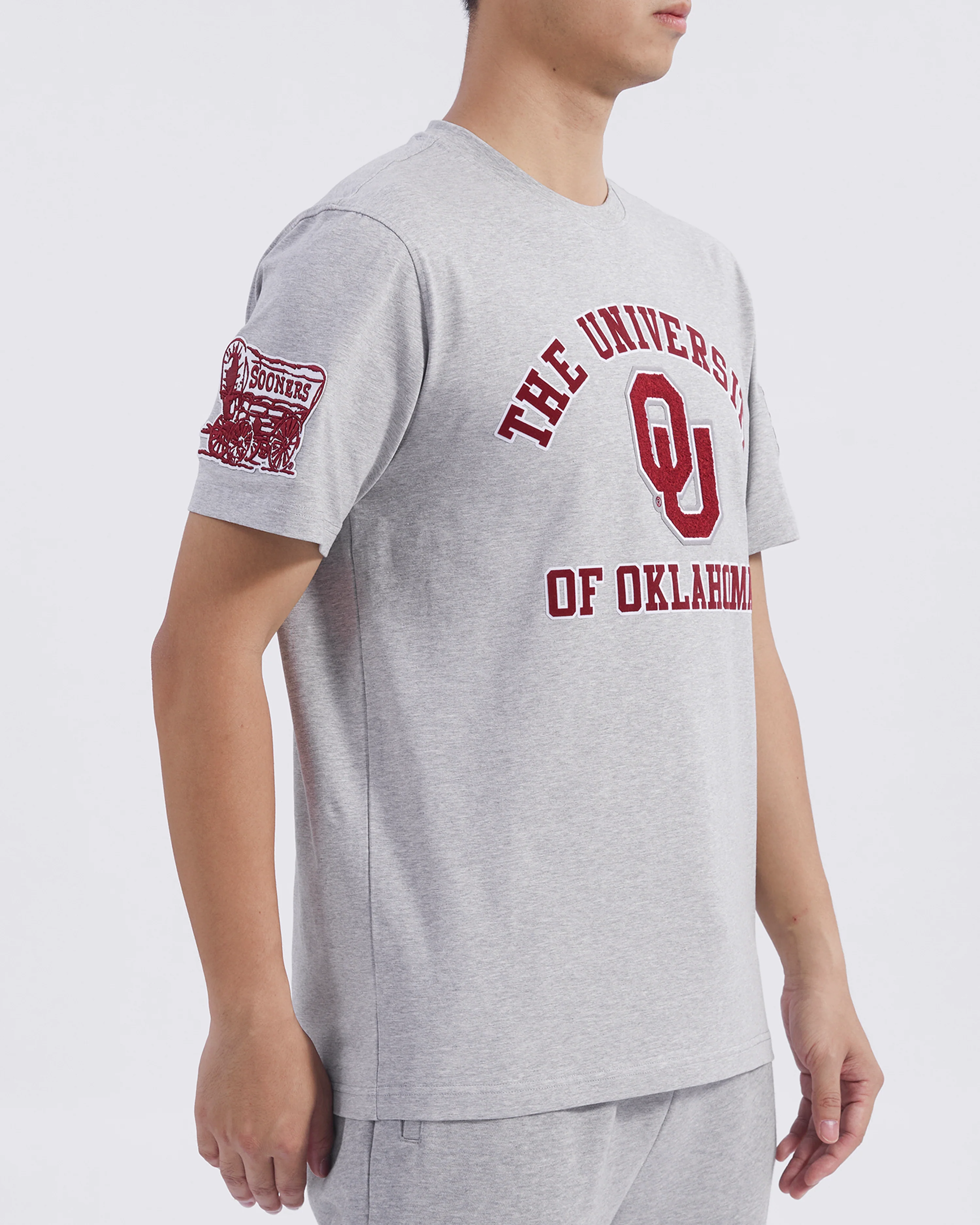 UNIVERSITY OF OKLAHOMA CLASSIC MEN'S STACKED LOGO TEE (HEATHER GREY) - Image 4