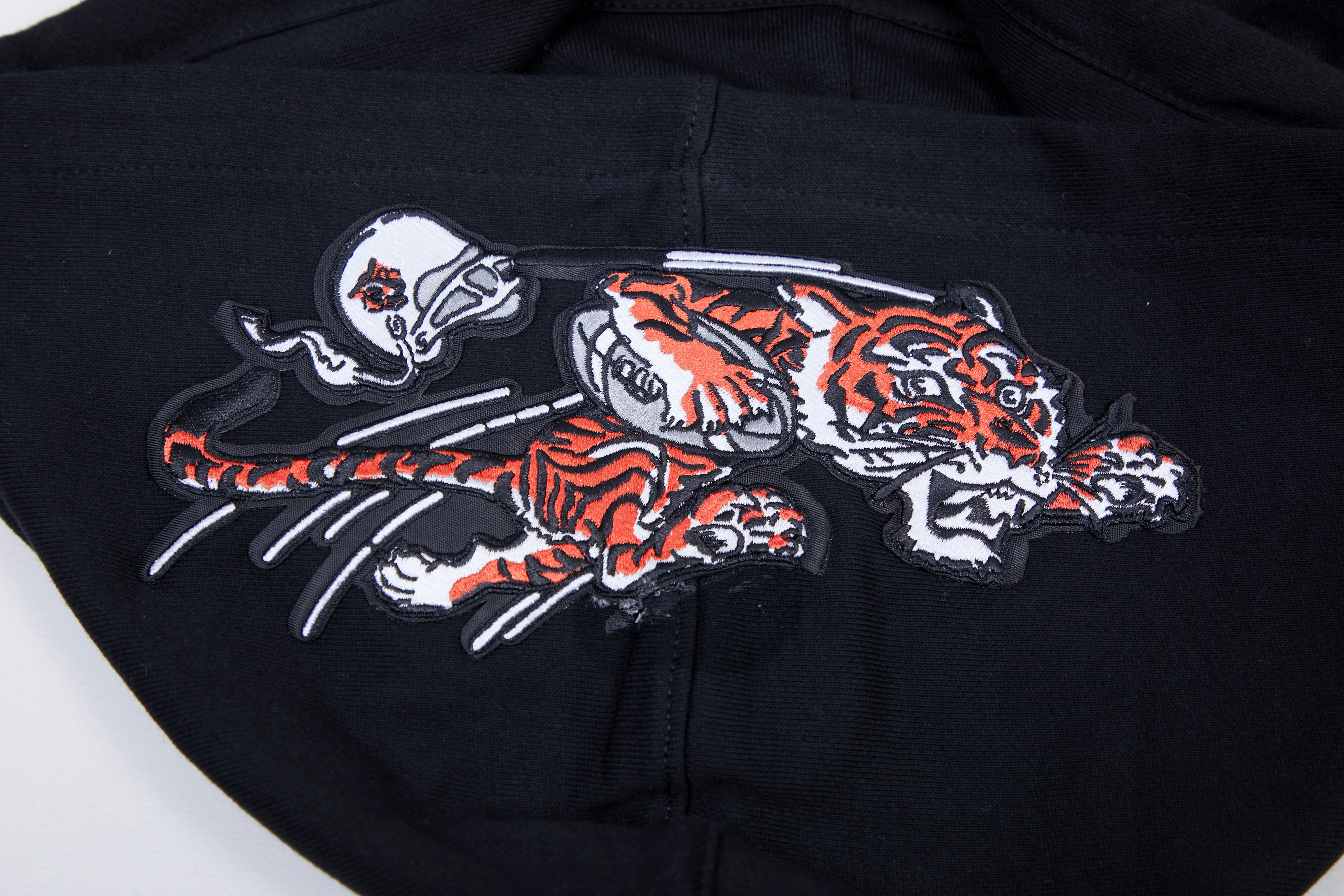 NFL CINCINNATI BENGALS RETRO CLASSIC MEN'S PULLOVER HOODIE (BLACK/ORANGE) - Image 16