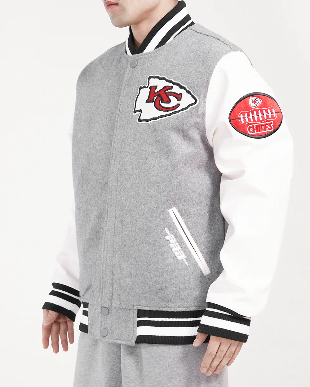 NFL KANSAS CITY CHIEFS OLD ENGLISH MEN'S RIB WOOL VARSITY JACKET (HEATHER GREY/WHITE/BLACK) - Image 2