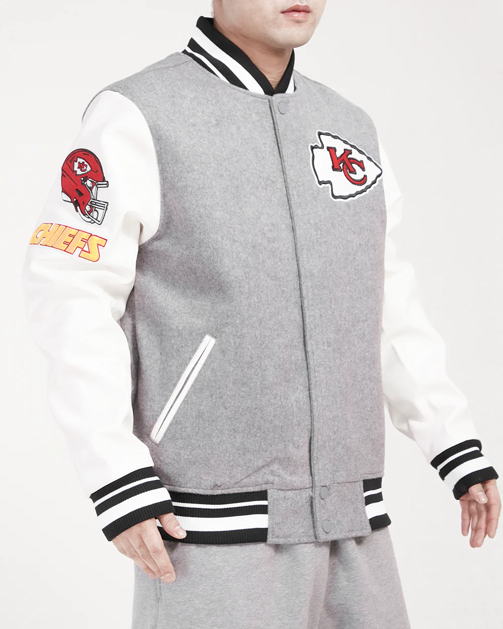 NFL KANSAS CITY CHIEFS OLD ENGLISH MEN'S RIB WOOL VARSITY JACKET (HEATHER GREY/WHITE/BLACK) - Image 3