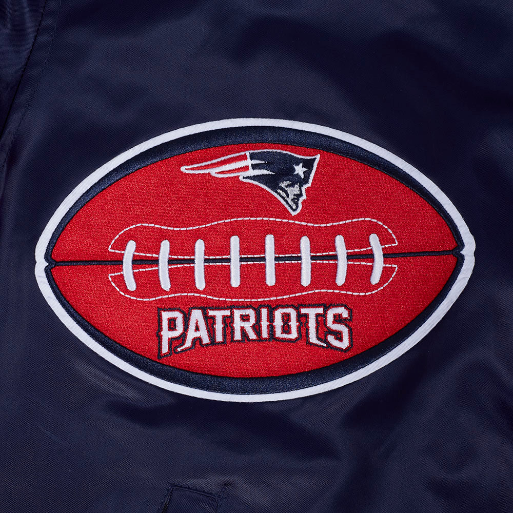NFL NEW ENGLAND PATRIOTS OLD ENGLISH MEN'S RIB SATIN JACKET (MIDNIGHT NAVY/RED/MIDNIGHT NAVY) - Image 6