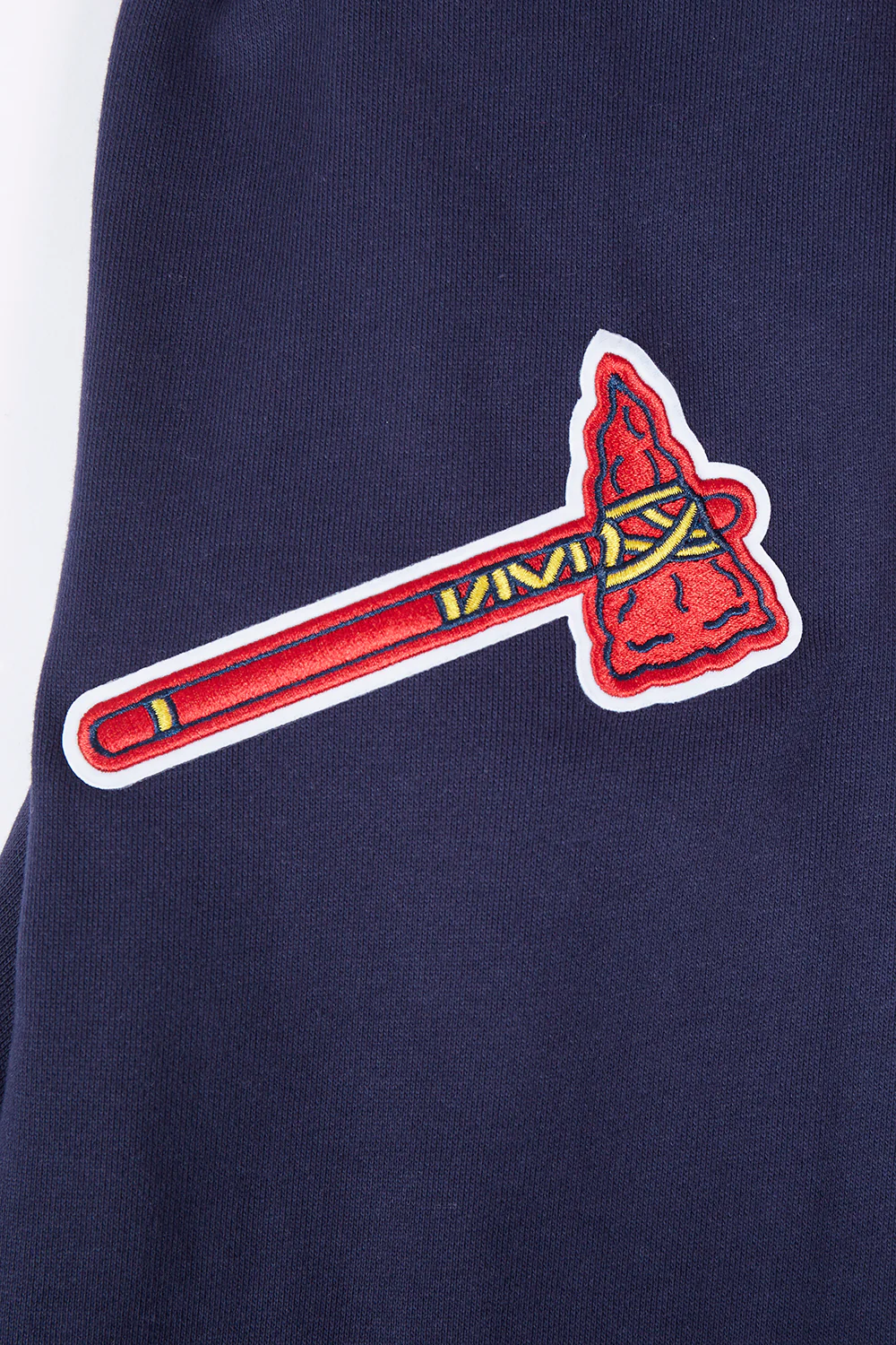 MLB ATLANTA BRAVES OLD ENGLISH MEN'S PULLOVER HOODIE (MIDNIGHT NAVY) - Image 6