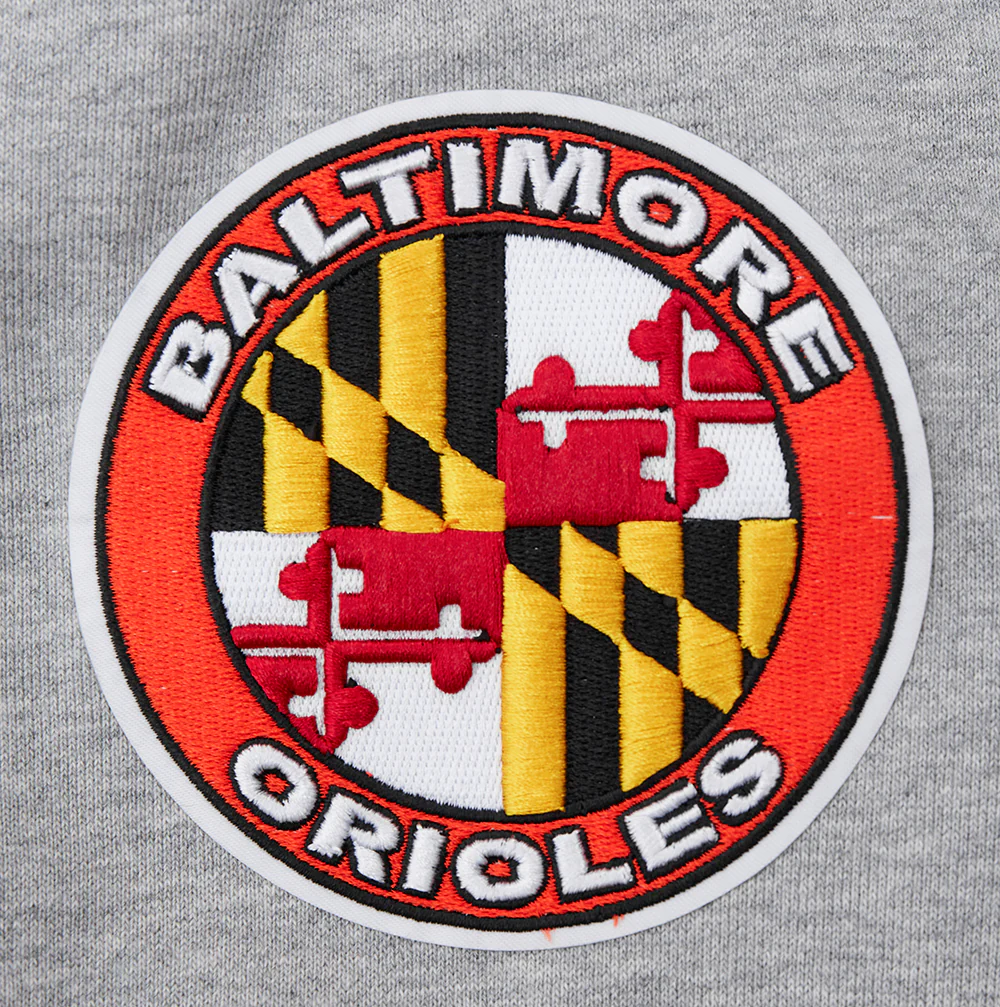 MLB BALTIMORE ORIOLES OLD ENGLISH MEN'S PULLOVER HOODIE (HEATHER GREY) - Image 7