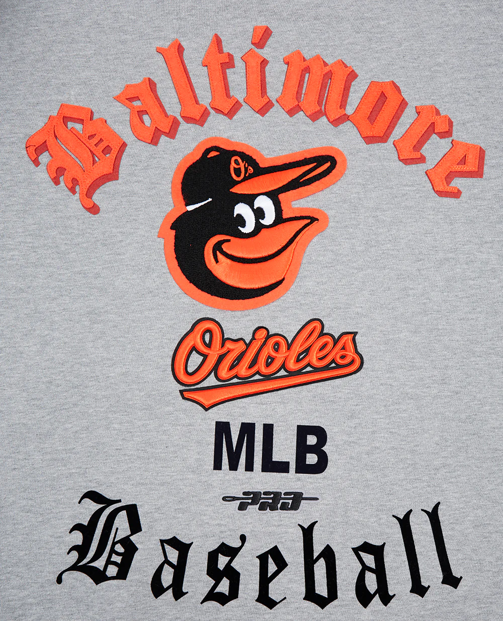 MLB BALTIMORE ORIOLES OLD ENGLISH MEN'S CREWNECK (HEATHER GREY) - Image 5
