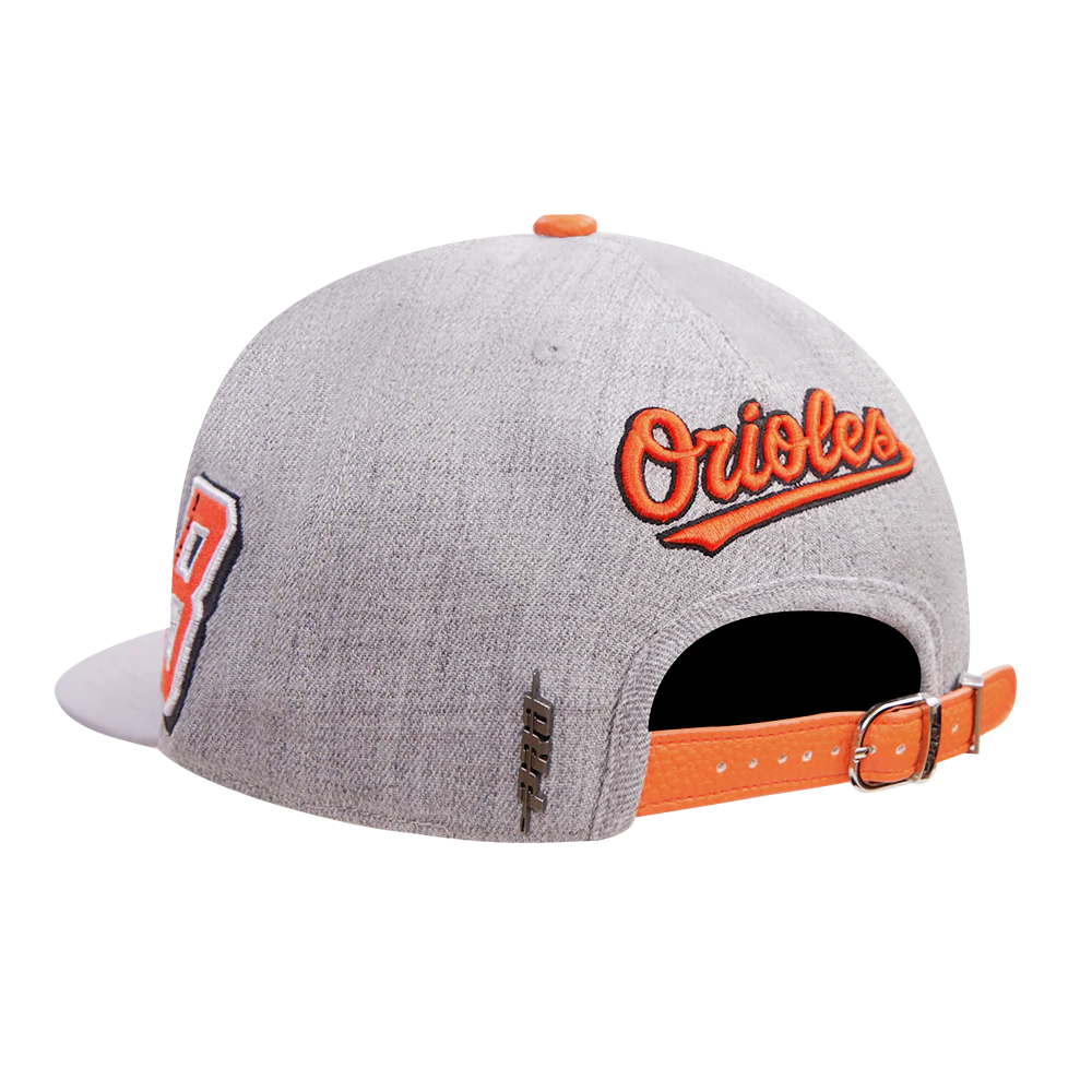 MLB BALTIMORE ORIOLES OLD ENGLISH UNISEX 6 PANEL LEATHER STRAPBACK (HEATHER GREY) - Image 4