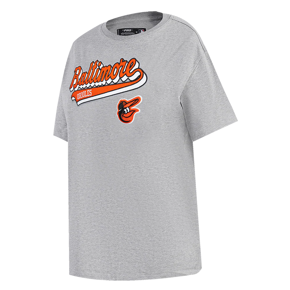 MLB BALTIMORE ORIOLES SCRIPT TAIL WOMEN'S BOYFRIEND TOP (HEATHER GREY) - Image 2