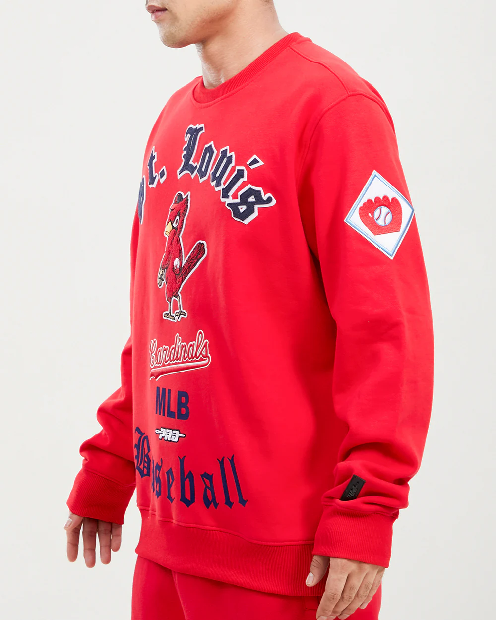 MLB ST. LOUIS CARDINALS OLD ENGLISH MEN'S CREWNECK (RED) - Image 4