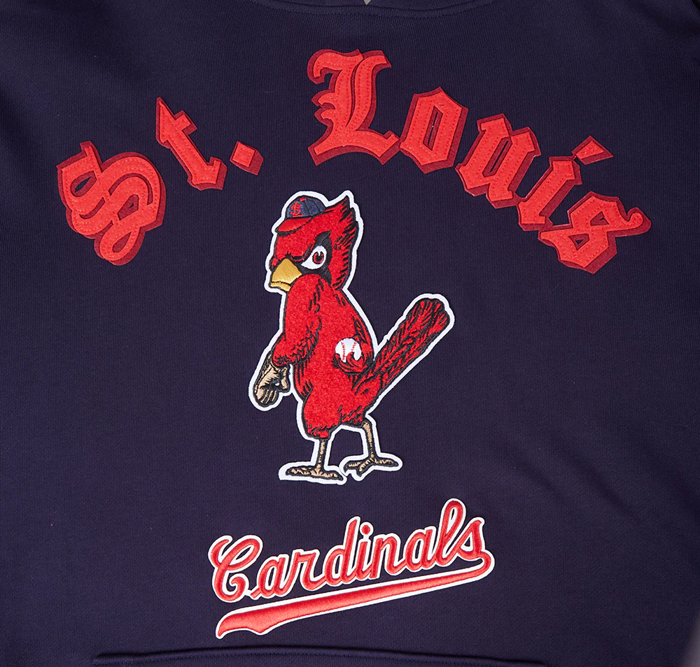 MLB ST. LOUIS CARDINALS OLD ENGLISH MEN'S PULLOVER HOODIE (MIDNIGHT NAVY) - Image 5