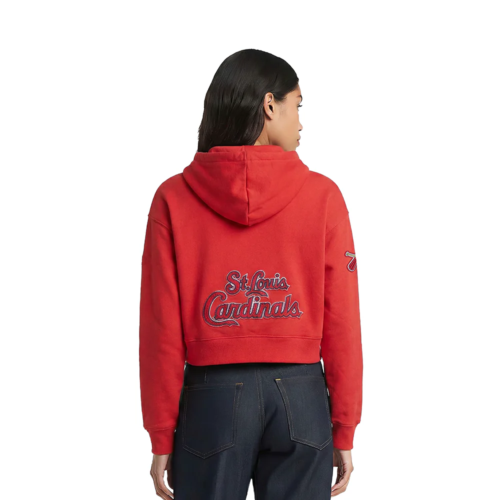MLB ST. LOUIS CARDINALS CLASSIC CHENILLE WOMEN'S FLC CROPPED PO HOODIE (RED) - Image 2